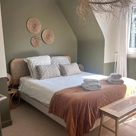 Les Glycines Couette-café 4*