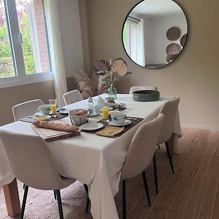 Les Glycines Bed & Breakfast 4*