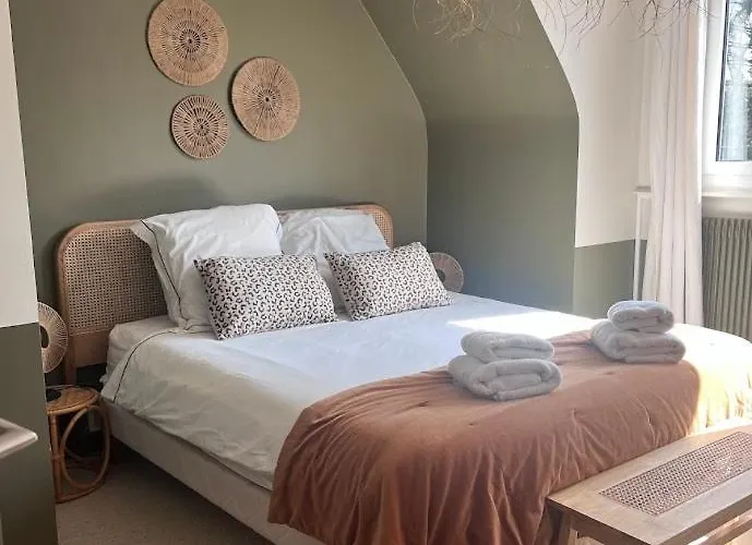 Les Glycines Couette-café 4*